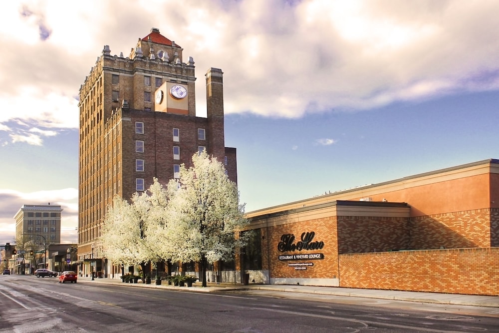Pet Friendly The Marcus Whitman Hotel and Conference Center in Walla Walla, Washington