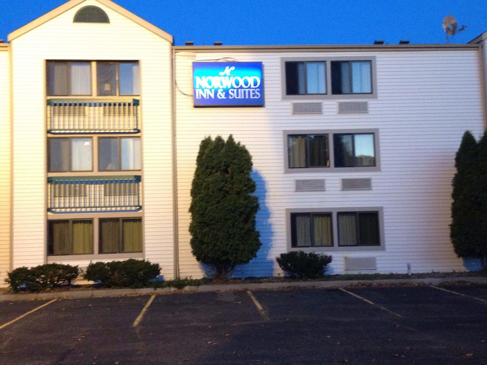 Pet Friendly Norwood Inn Minneapolis Brooklyn Center in Brooklyn Center, Minnesota