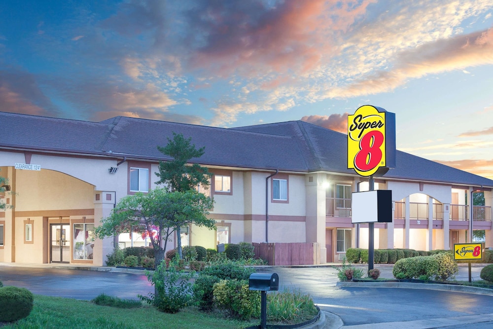 Pet Friendly Super 8 Decatur Priceville Area in Decatur, Alabama