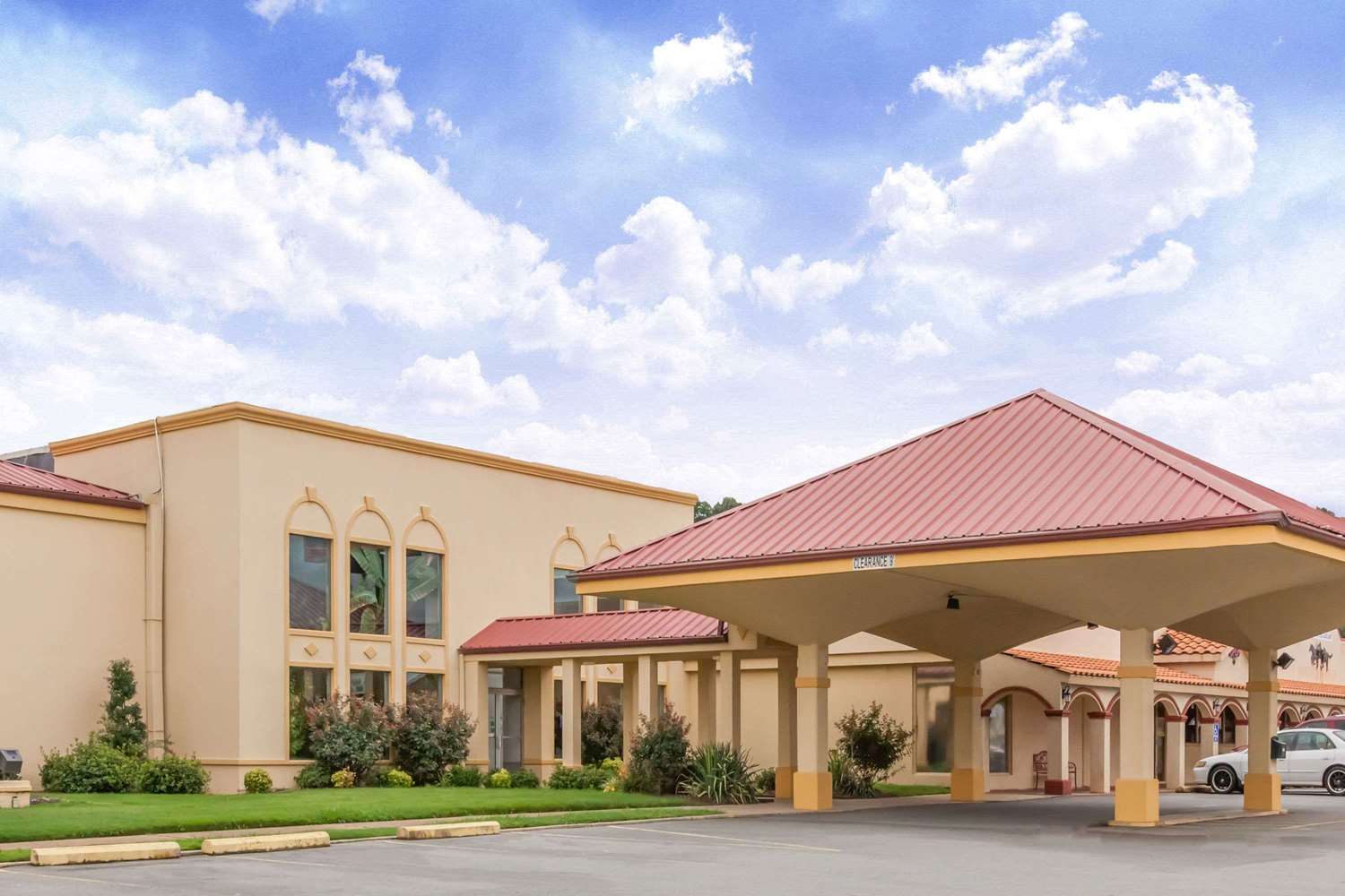 Pet Friendly Howard Johnson Inn - Conway in Conway, Arkansas