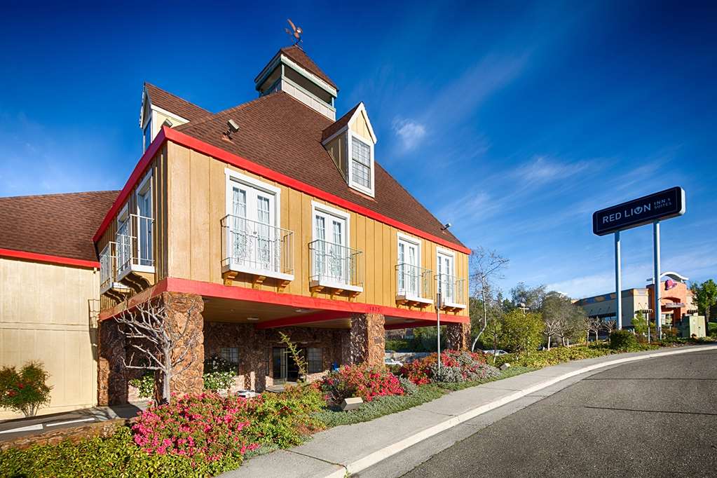 Pet Friendly Red Lion Inn & Suites Auburn in Auburn, California