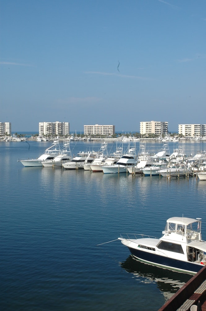 Pet Friendly Inn On Destin Harbor in Destin, Florida