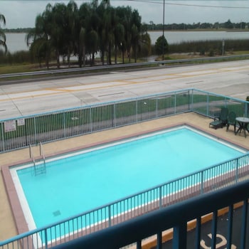 Pet Friendly Westmont Inn - Lakeland in Lakeland, Florida