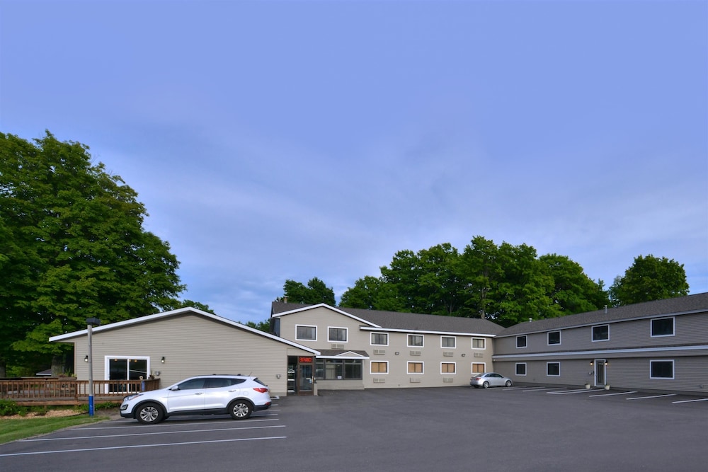 Pet Friendly Americas Best Value Inn Marquette in Marquette, Michigan