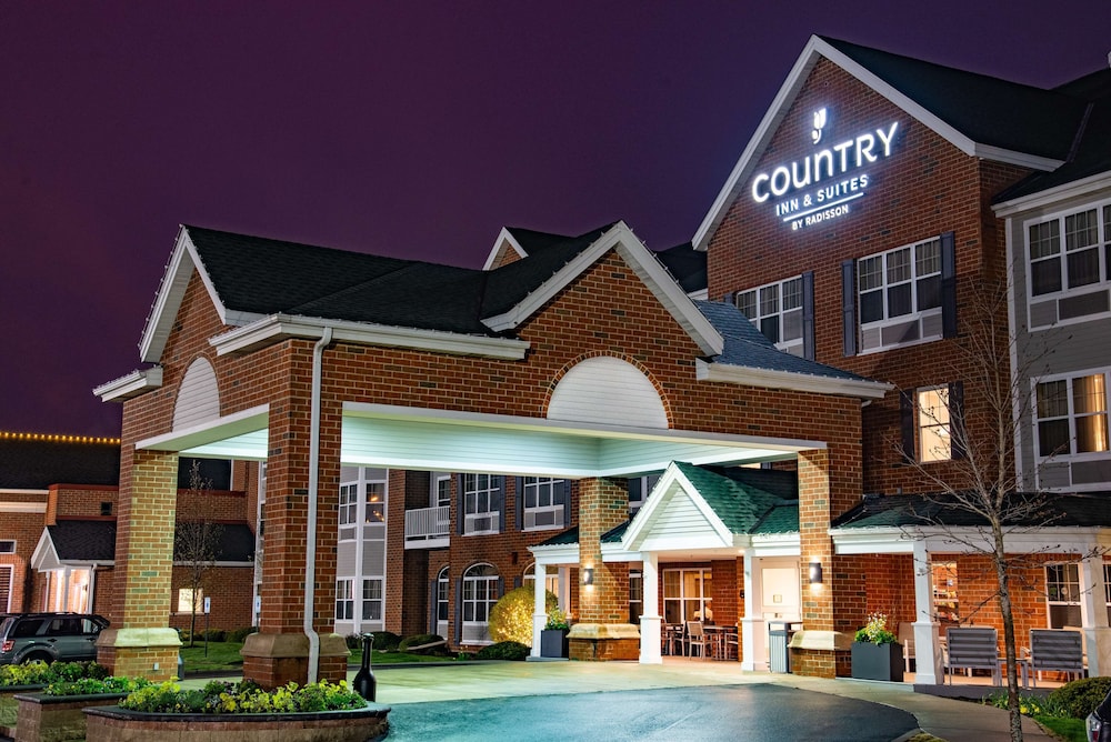 Pet Friendly Country Inn & Suites By Radisson Milwaukee West-Brookfield in Brookfield, Wisconsin