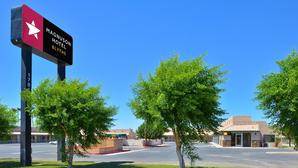 Pet Friendly M Star Inn and Suites Blythe in Blythe, California
