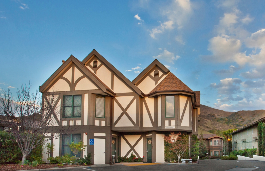 Pet Friendly San Luis Creek Lodge in San Luis Obispo, California