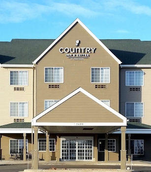 Pet Friendly Country Inn & Suites By Radisson Watertown in Watertown, South Dakota