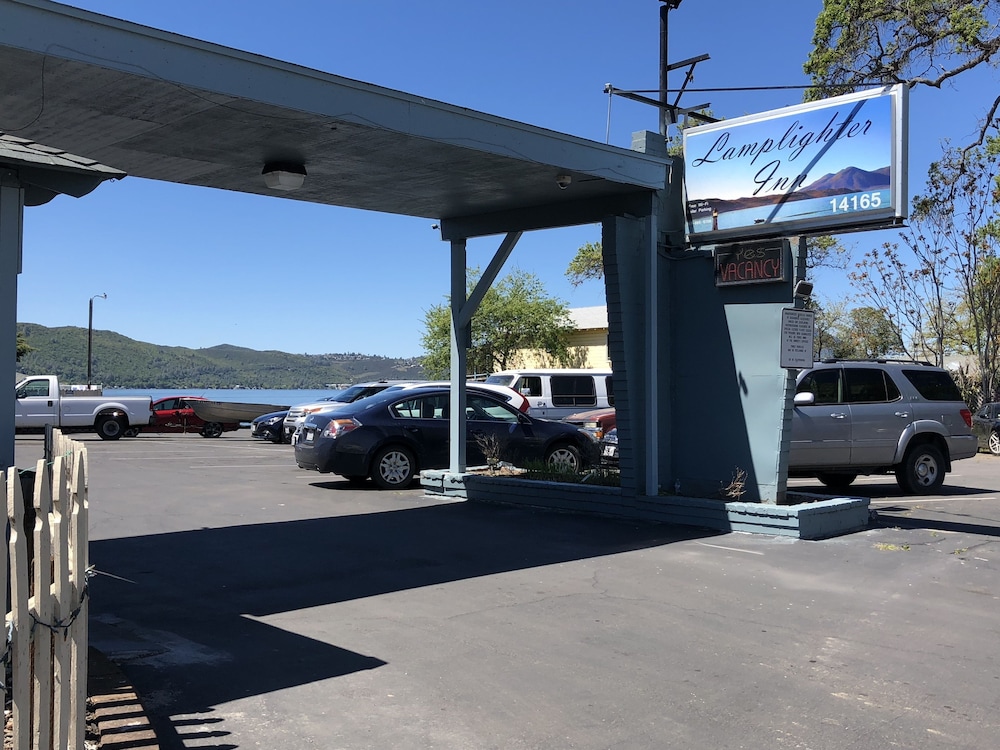 Pet Friendly Lamplighter Motel in Clearlake, California