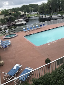 Pet Friendly Vista Hotel on Lake Tarpon in Palm Harbor, Florida