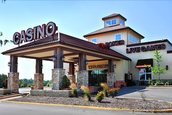 Pet Friendly Lakeside Hotel Casino in Osceola, Iowa
