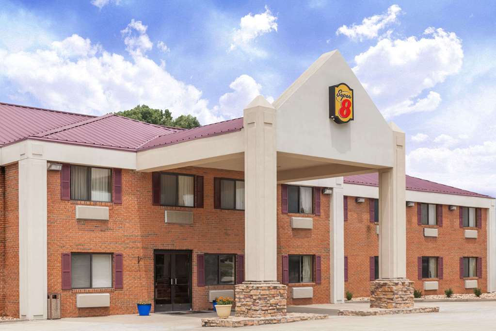 Pet Friendly Super 8 Eddyville in Eddyville, Kentucky