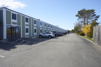 Pet Friendly Falmouth Inn in Falmouth, Massachusetts
