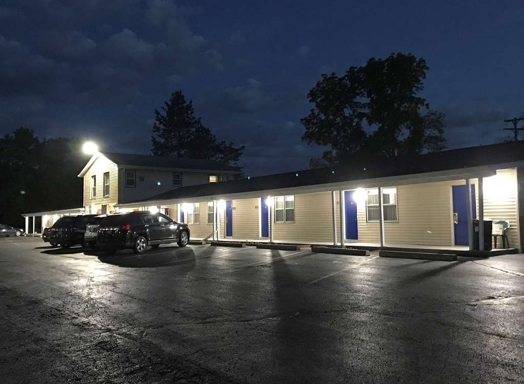 Pet Friendly Americas Best Value Inn in Jonesville, Michigan