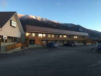 Pet Friendly Western Inn-Glacier Park in Columbia Falls, Montana