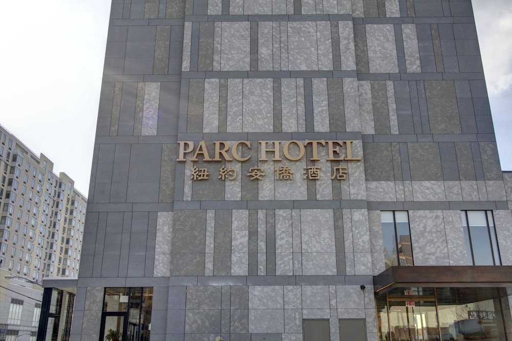 Pet Friendly The Parc Hotel in Flushing, New York