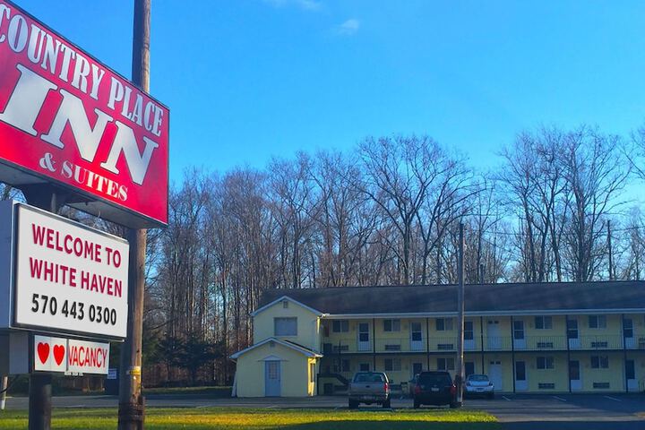 Pet Friendly Country Place Inn And Suites in Lake Harmony, Pennsylvania