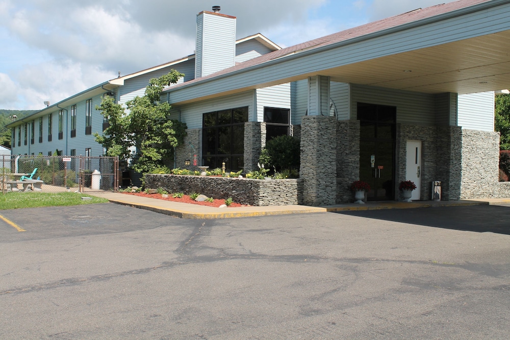 Pet Friendly Americourt Hotel in Mountain City, Tennessee