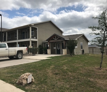 Pet Friendly Eagle's Den Suites at Kenedy in Kenedy, Texas
