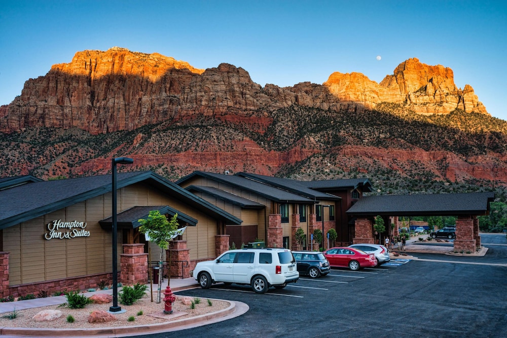 Pet Friendly Hampton Inn & Suites Springdale/Zion National Park in Springdale, Utah