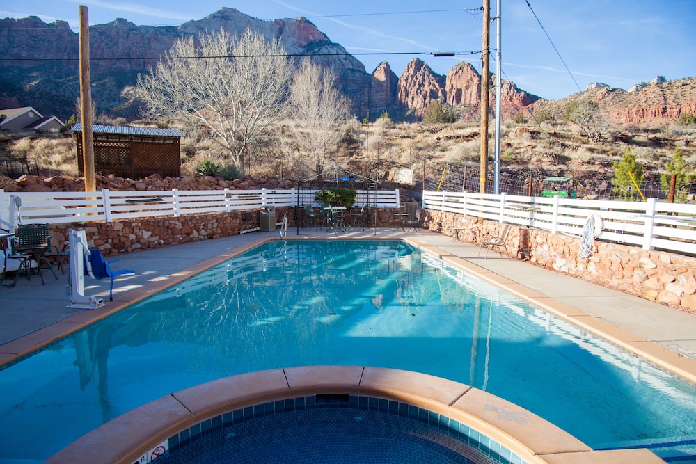 Pet Friendly Pioneer Lodge in Springdale, Utah