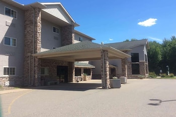 Pet Friendly Weston Inn & Suites in Weston, Wisconsin