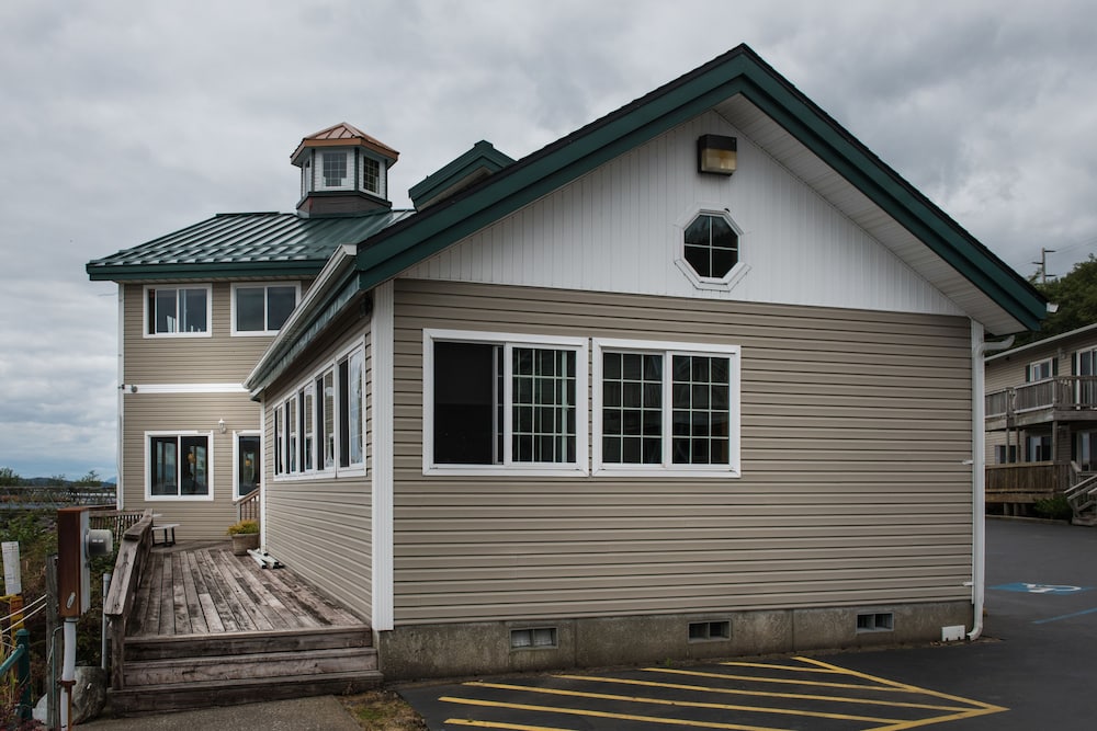 Pet Friendly Edgewater Inn Restaurant & Marina in Ketchikan, Alaska