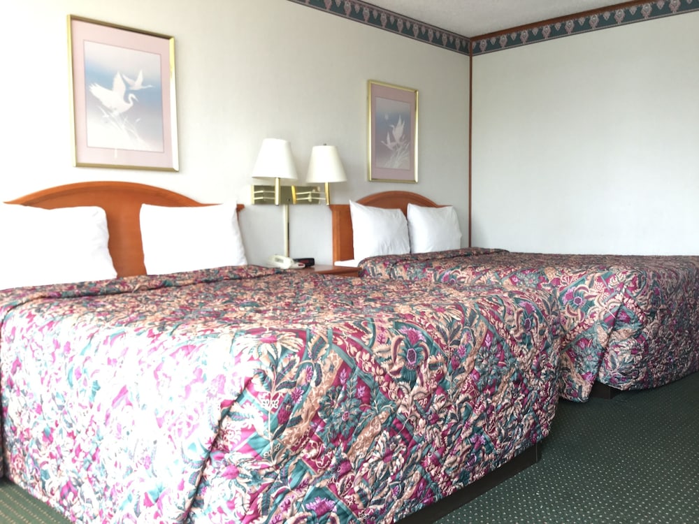 Pet Friendly Sunset Inn Clarksville in Clarksville, Arkansas