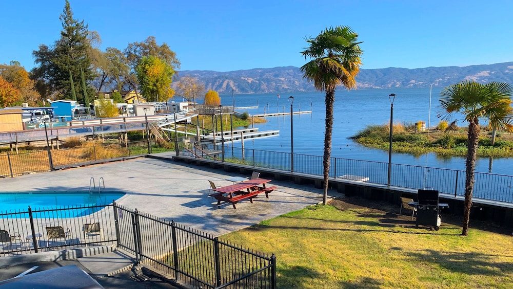 Pet Friendly Anchorage Inn Motel in Lakeport, California