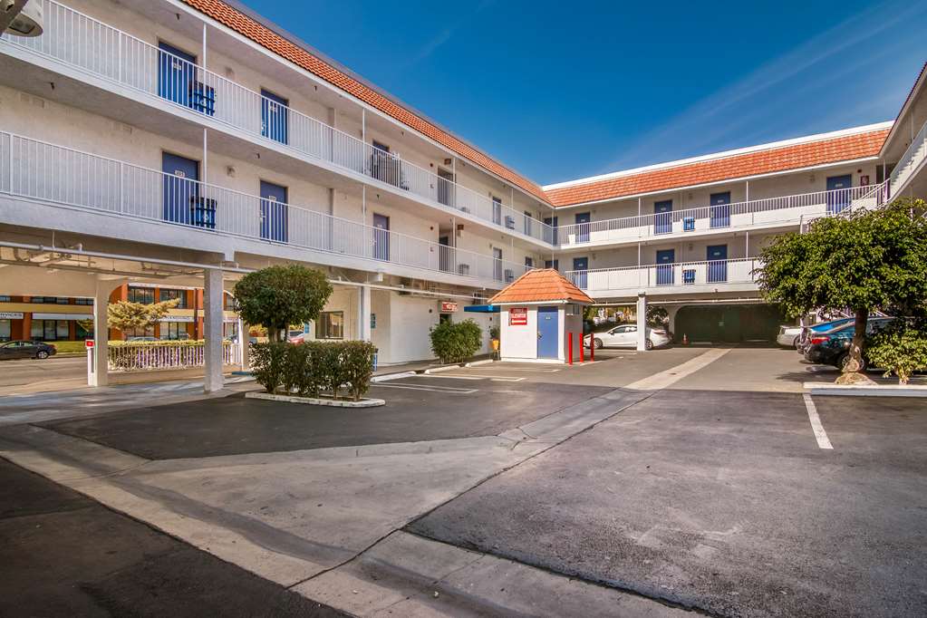 Pet Friendly Motel 6 Monterey Park CA in Monterey Park, California