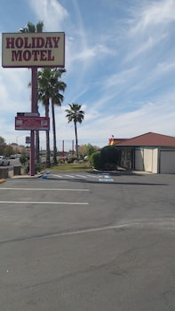 Pet Friendly Holiday Motel Oakdale in Oakdale, California