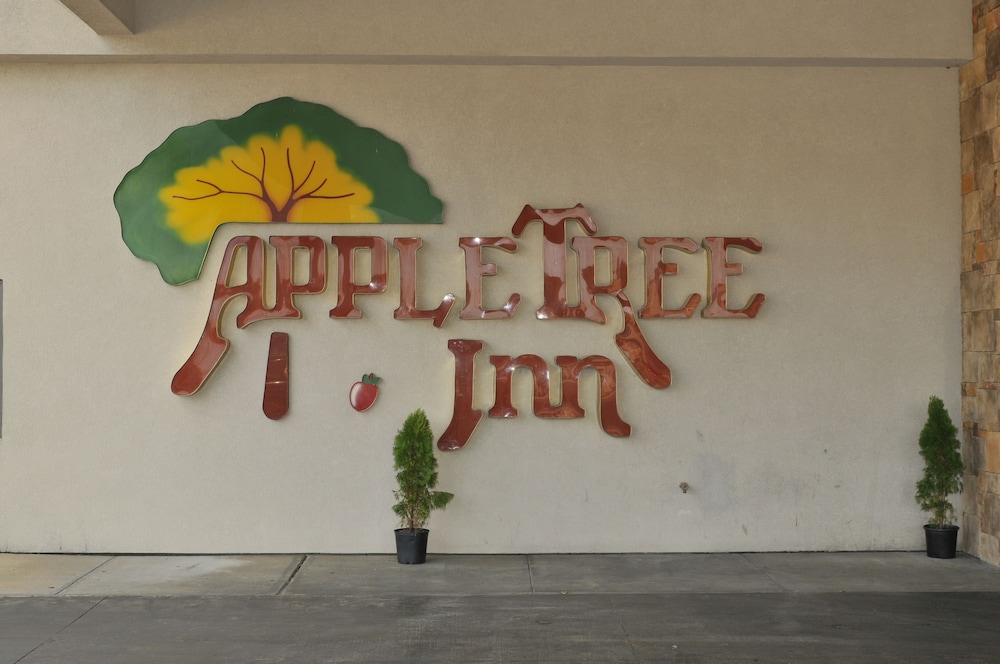 Pet Friendly Apple Tree Inn and Suites in Independence, Kansas