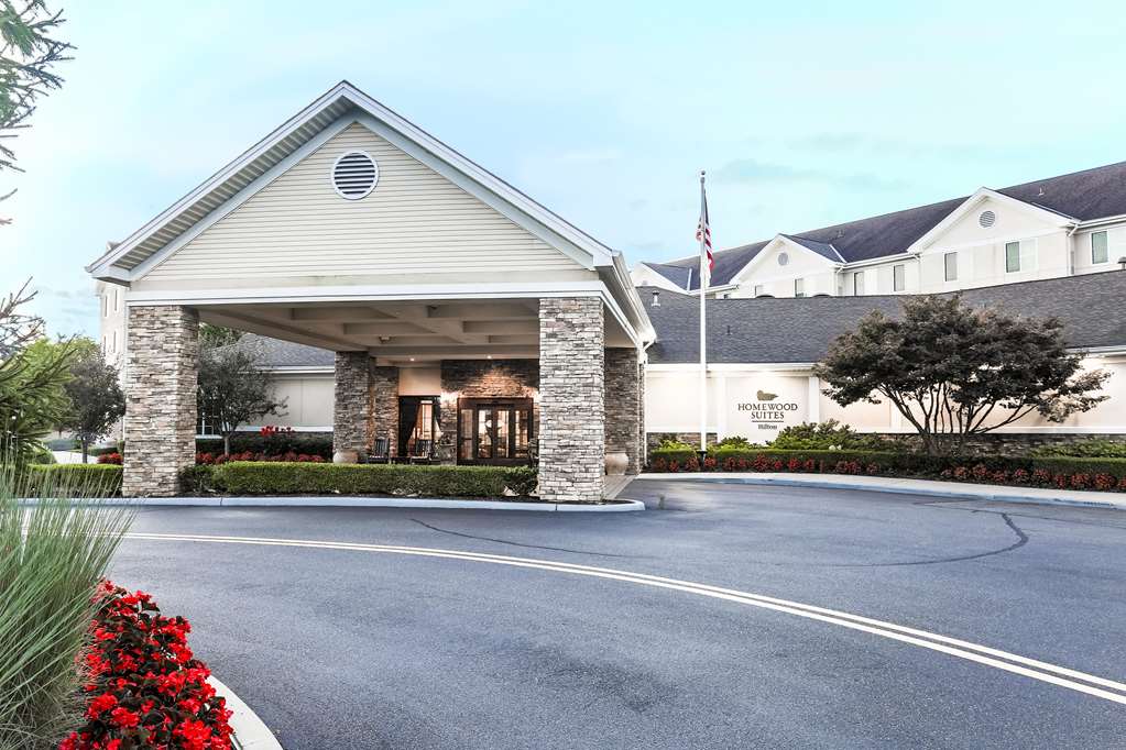 Pet Friendly Homewood Suites Melville in Plainview, New York