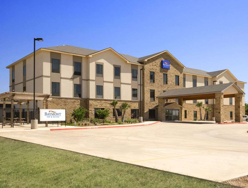 Pet Friendly Baymont Inn And Suites Cotulla in Cotulla, Texas