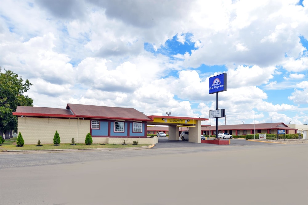 Pet Friendly Americas Best Value Inn in Ozona, Texas