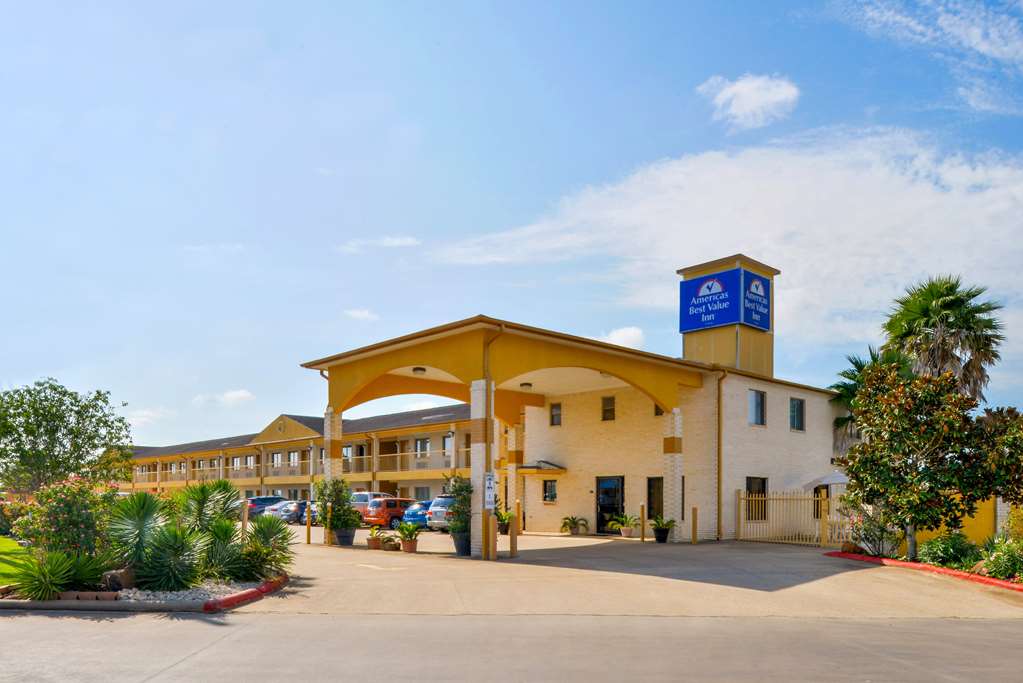 Pet Friendly Americas Best Value Inn & Suites-Waller/Prairie View in Waller, Texas