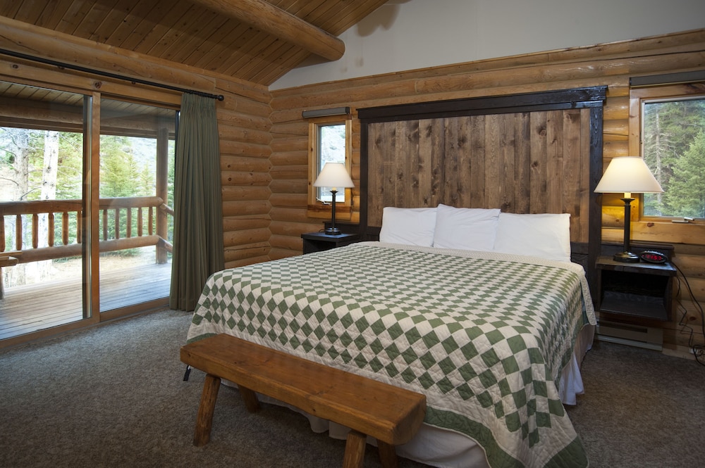 Pet Friendly 320 Guest Ranch in Big Sky, Montana