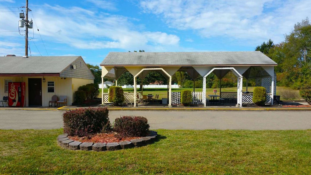 Pet Friendly Budget Inn Corning in Corning, New York