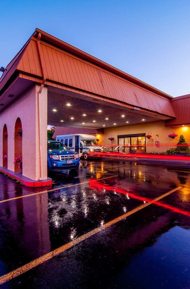 Pet Friendly Newark Garden Hotel in Newark, New York