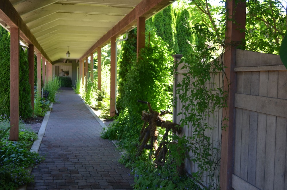 Pet Friendly Village Green Resort in Cottage Grove, Oregon
