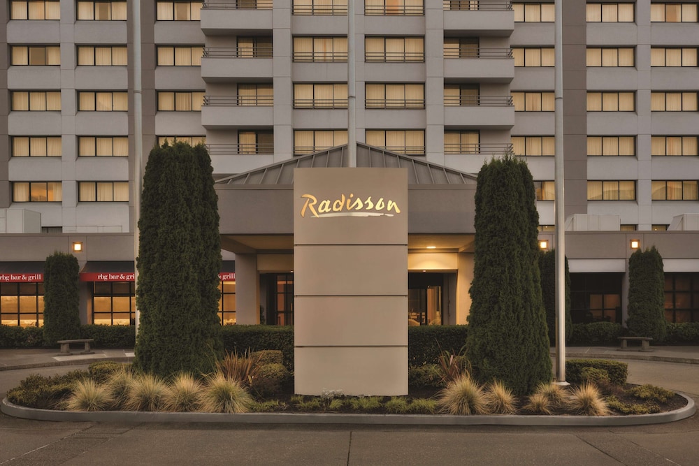 Pet Friendly Radisson Hotel Seattle Airport in Seatac, Washington