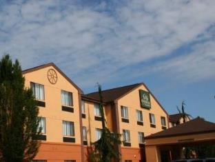 Pet Friendly Evergreen Inn and Suites in Monroe, Washington