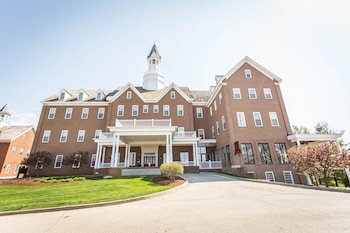 Pet Friendly The Delafield Hotel in Delafield, Wisconsin