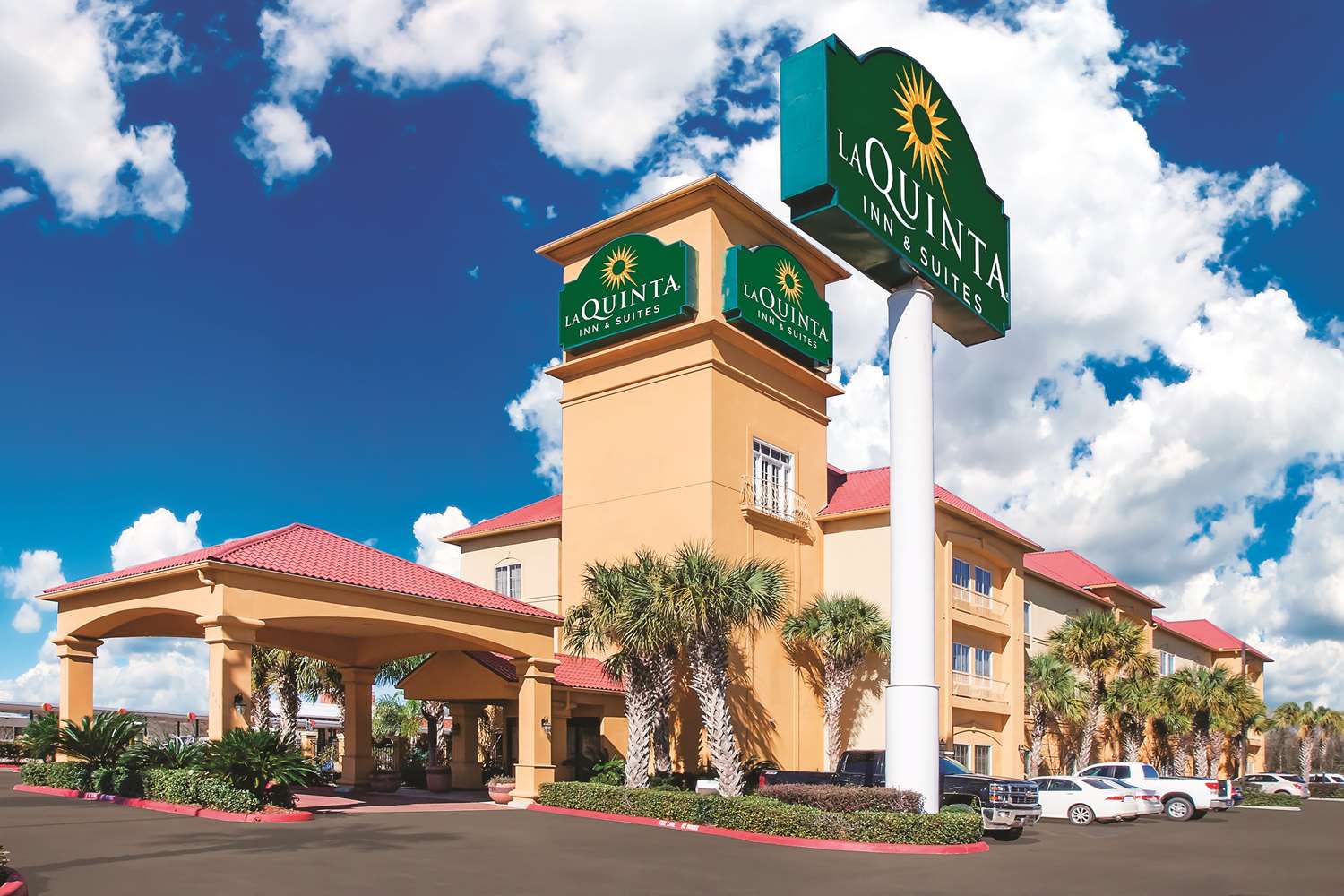 Pet Friendly La Quinta Inn & Suites Beaumont West in Beaumont, Texas