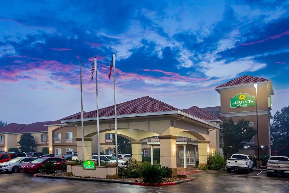 Pet Friendly La Quinta Inn & Suites Conroe in Conroe, Texas