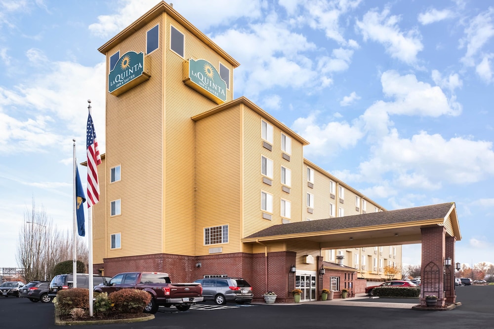 Pet Friendly La Quinta Inn & Suites Portland Airport in Portland, Oregon