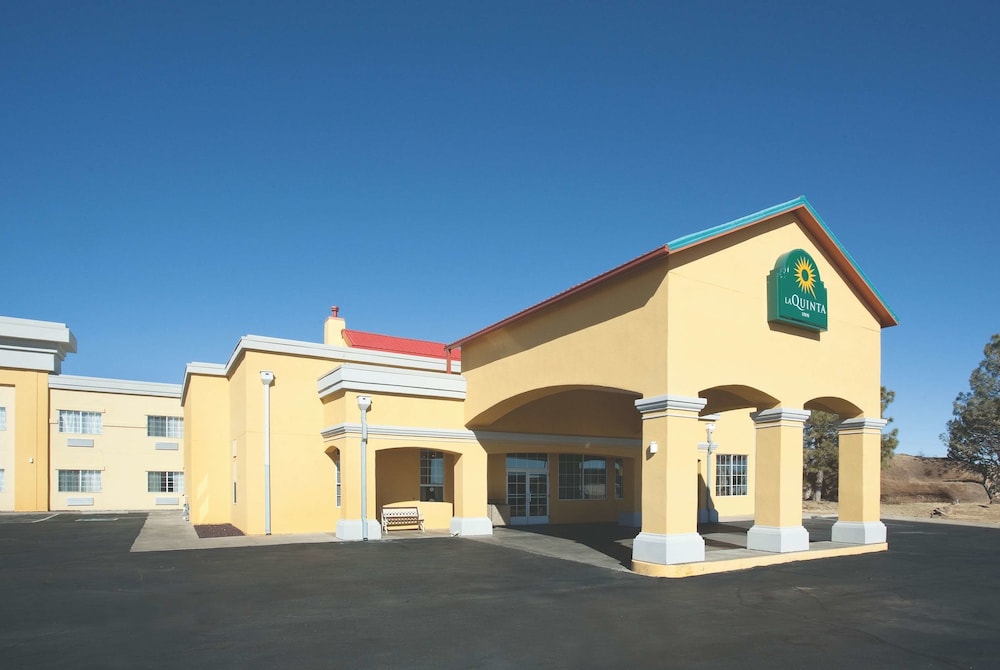 Pet Friendly La Quinta Inn & Suites Santa Rosa in Santa Rosa, New Mexico