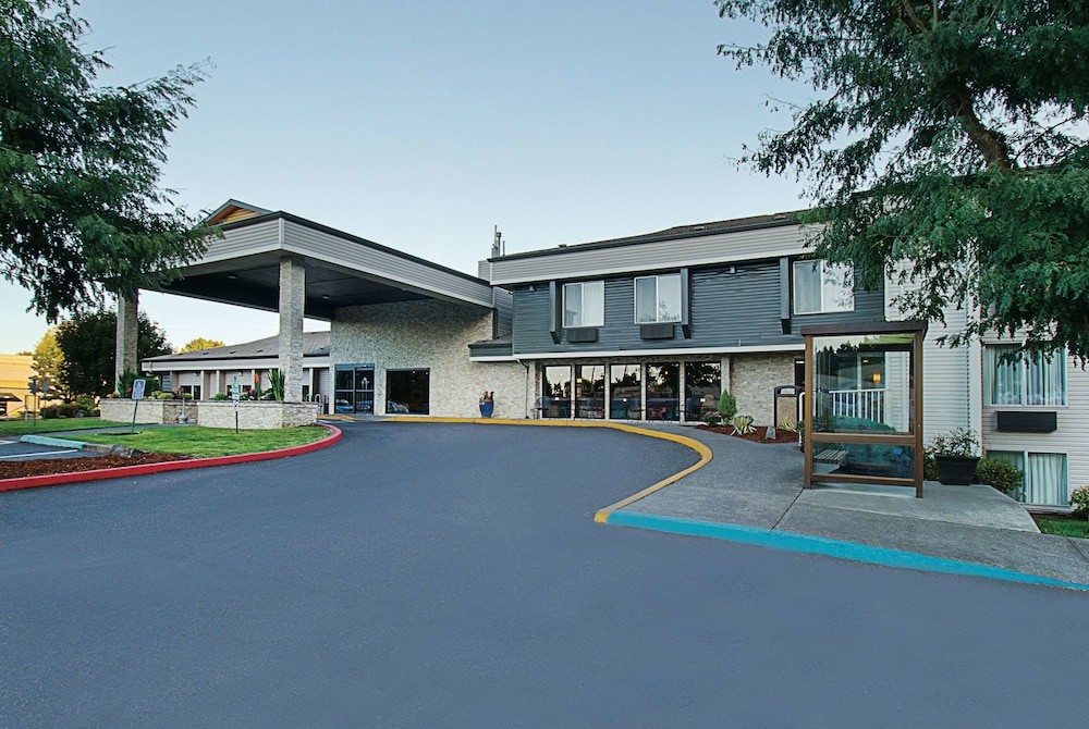 Pet Friendly La Quinta Inn & Suites Portland NW in Portland, Oregon