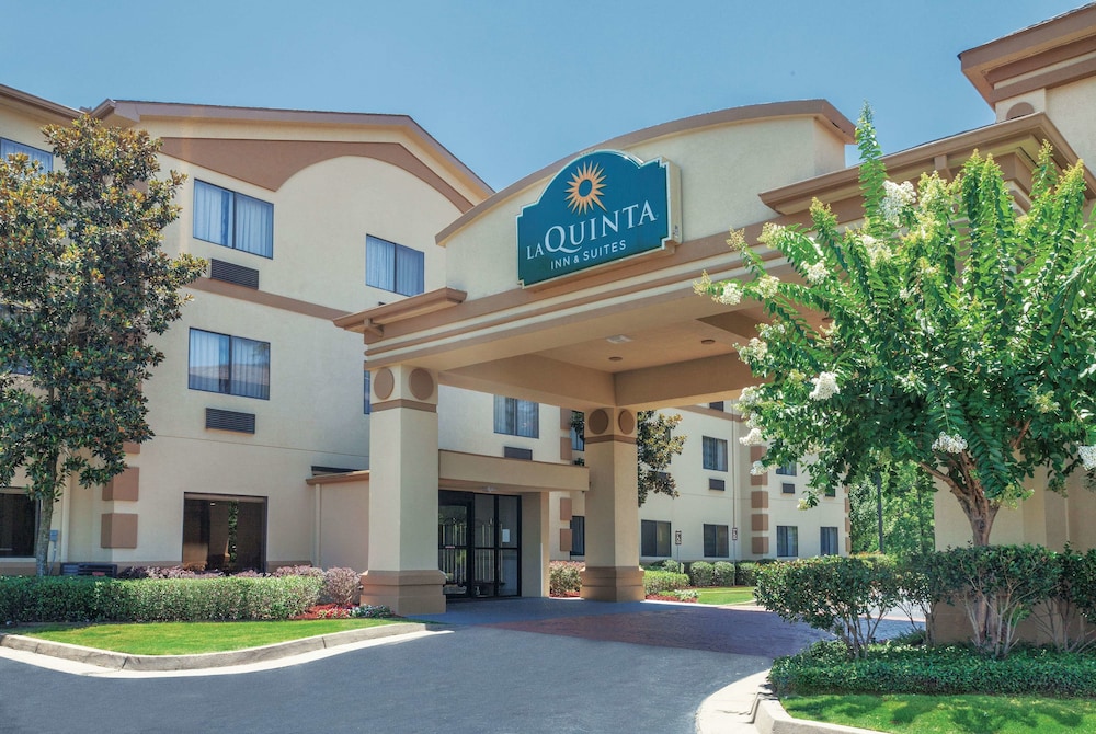 Pet Friendly La Quinta Inn & Suites Jackson Airport in Pearl, Mississippi