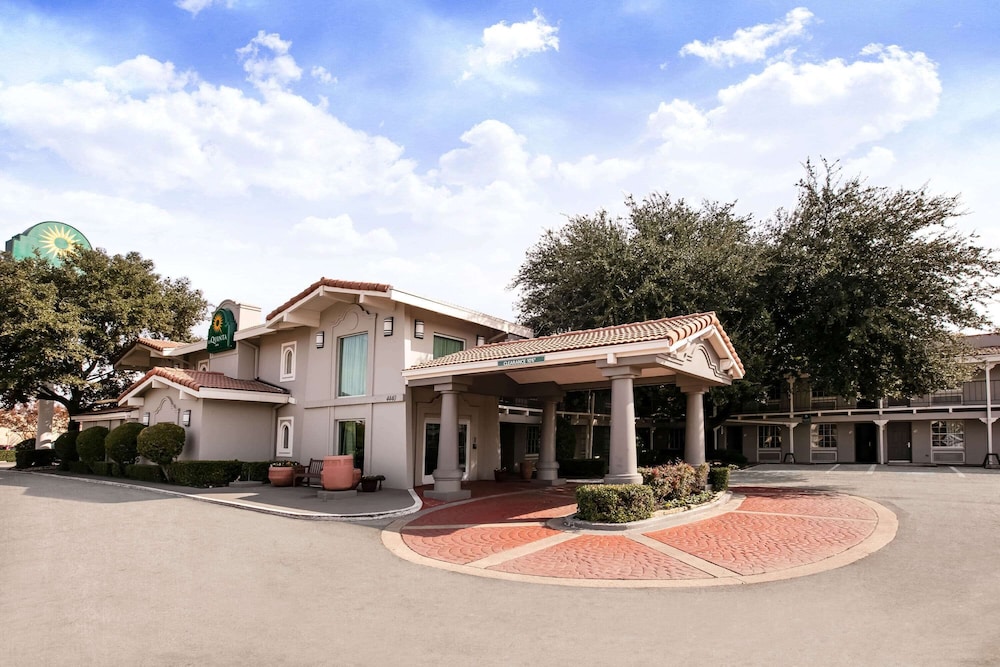 Pet Friendly La Quinta Inn Dallas Uptown in Dallas, Texas